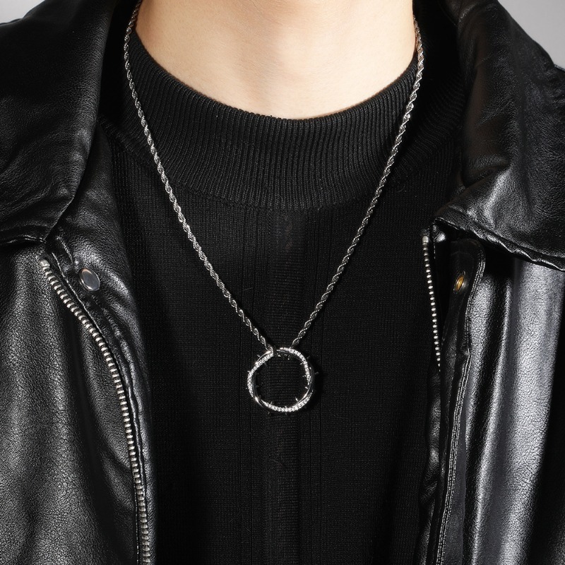 Collar con colgante de corona  - Streetwear Brand Accessories reseña y precio